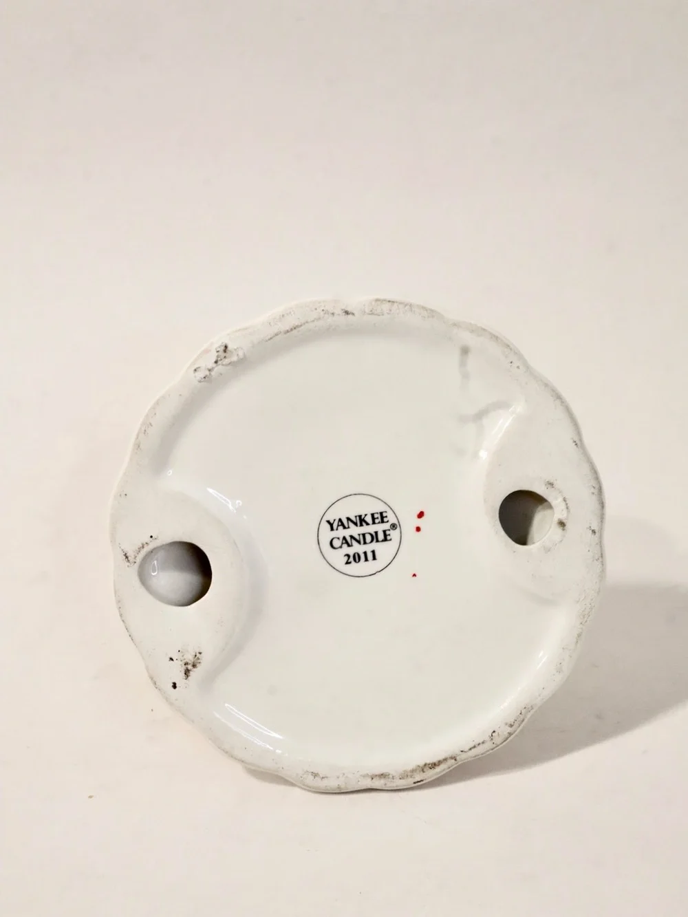 Yankee 2011 White porcelain candle tealight holder with a flared scalloped base
